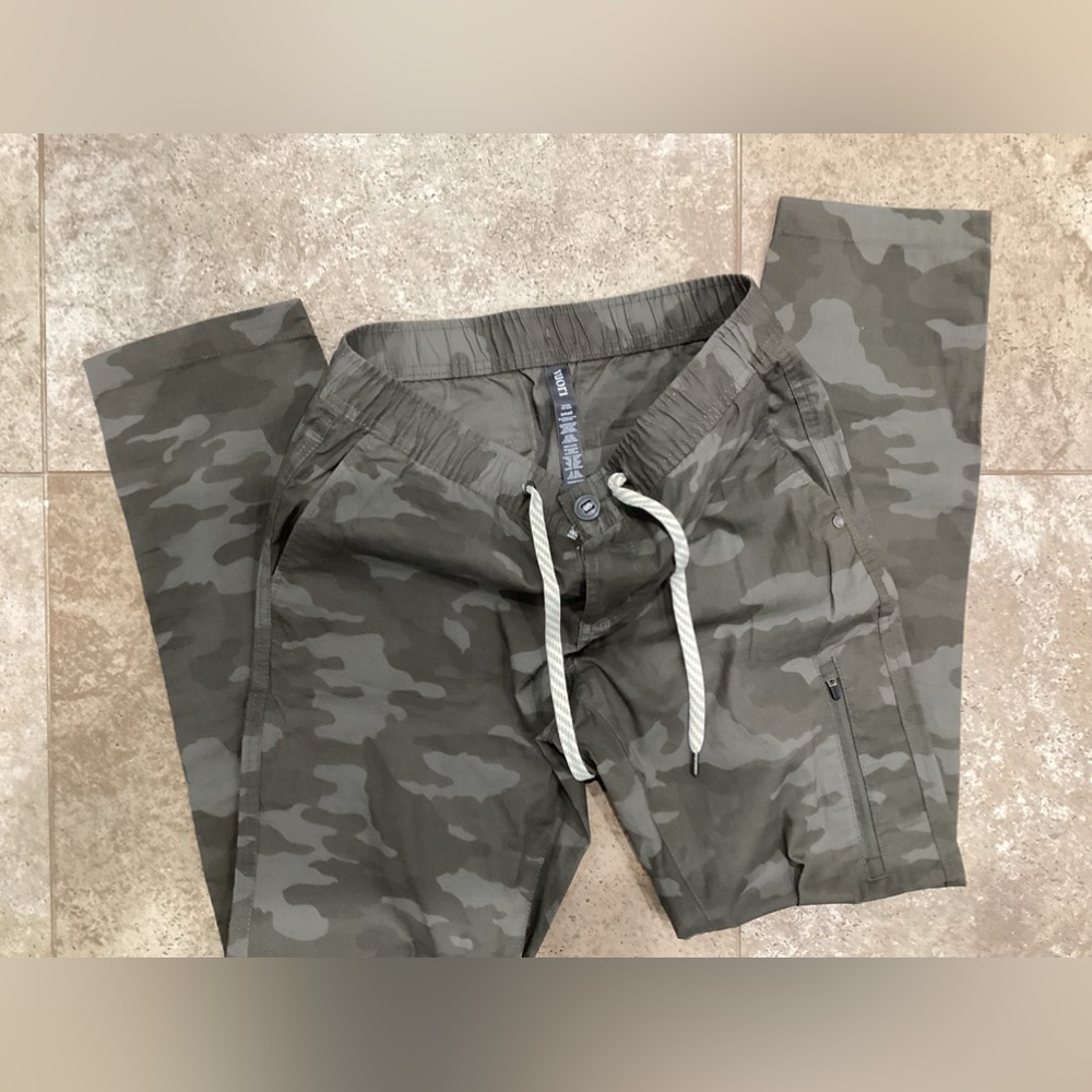 Vuori Ripstop pants NWOT